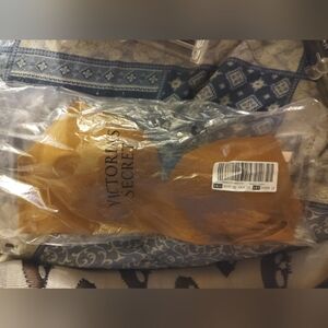 2 Victoria's Secret Bras set